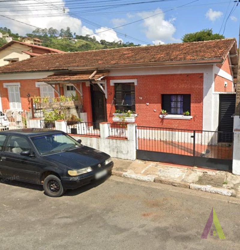 Casa Térrea no Centro de São Roque! 