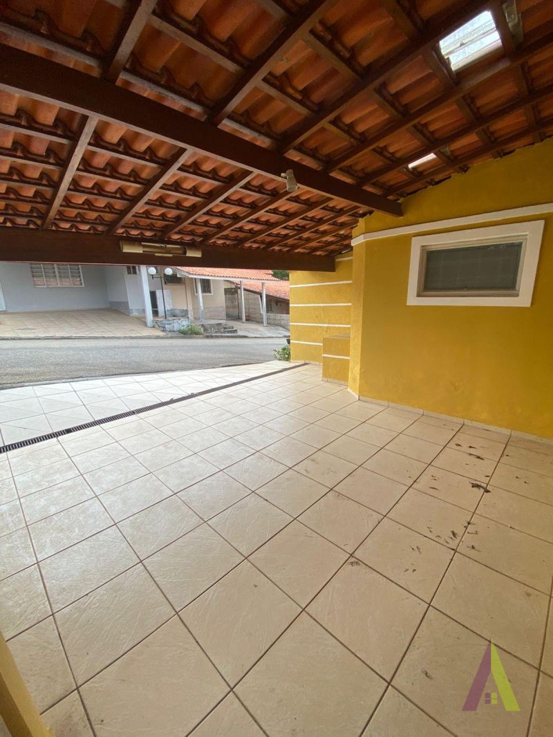 Casa Térrea em Condomínio Fechado  de São Roque!