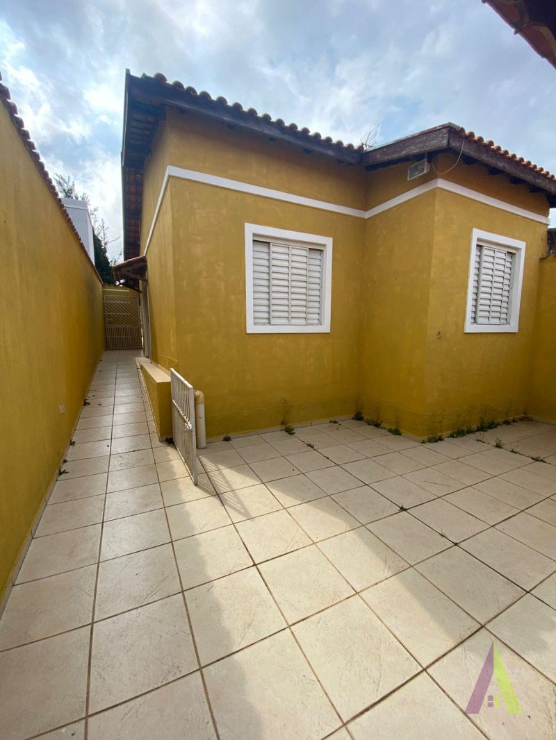 Casa Térrea em Condomínio Fechado  de São Roque!