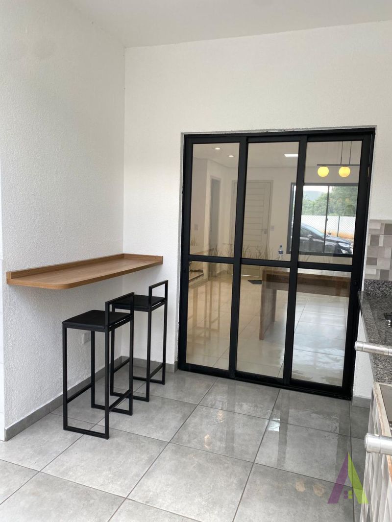 Casa em Condomínio Fechado em São Roque!