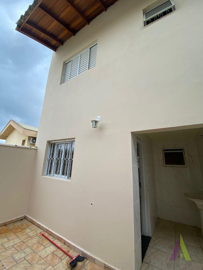 Sobrado Próximo em Condomínio Fechado de São Roque!