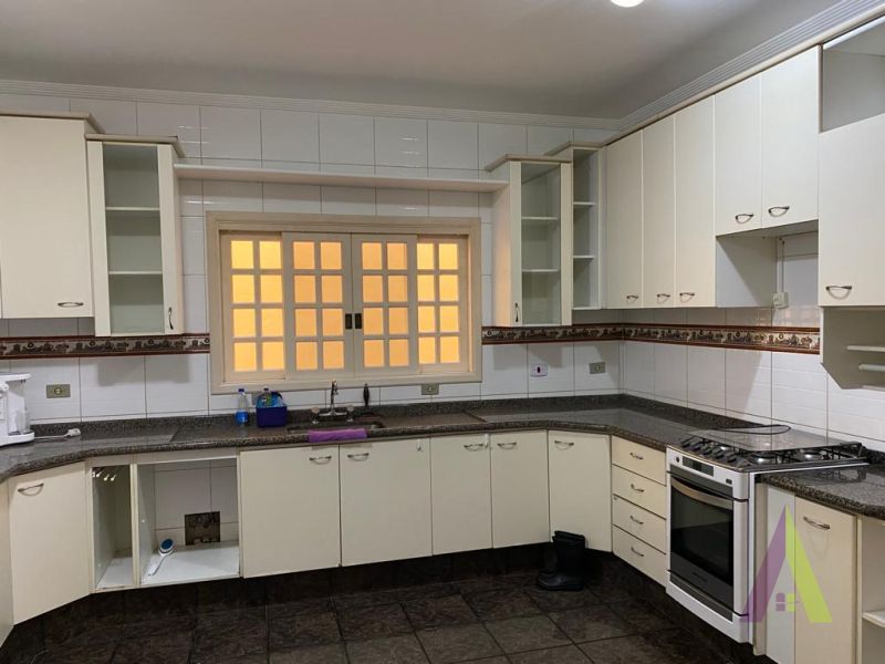 Casa em Condomínio no Centro de São Roque! 