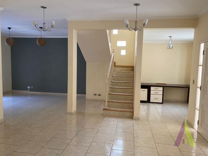 Casa em Condomínio no Centro de São Roque! 