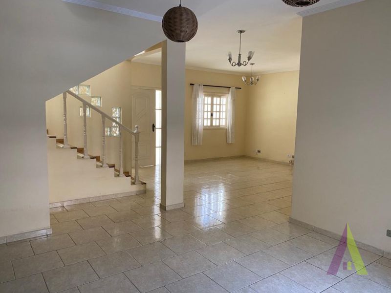 Casa em Condomínio no Centro de São Roque! 