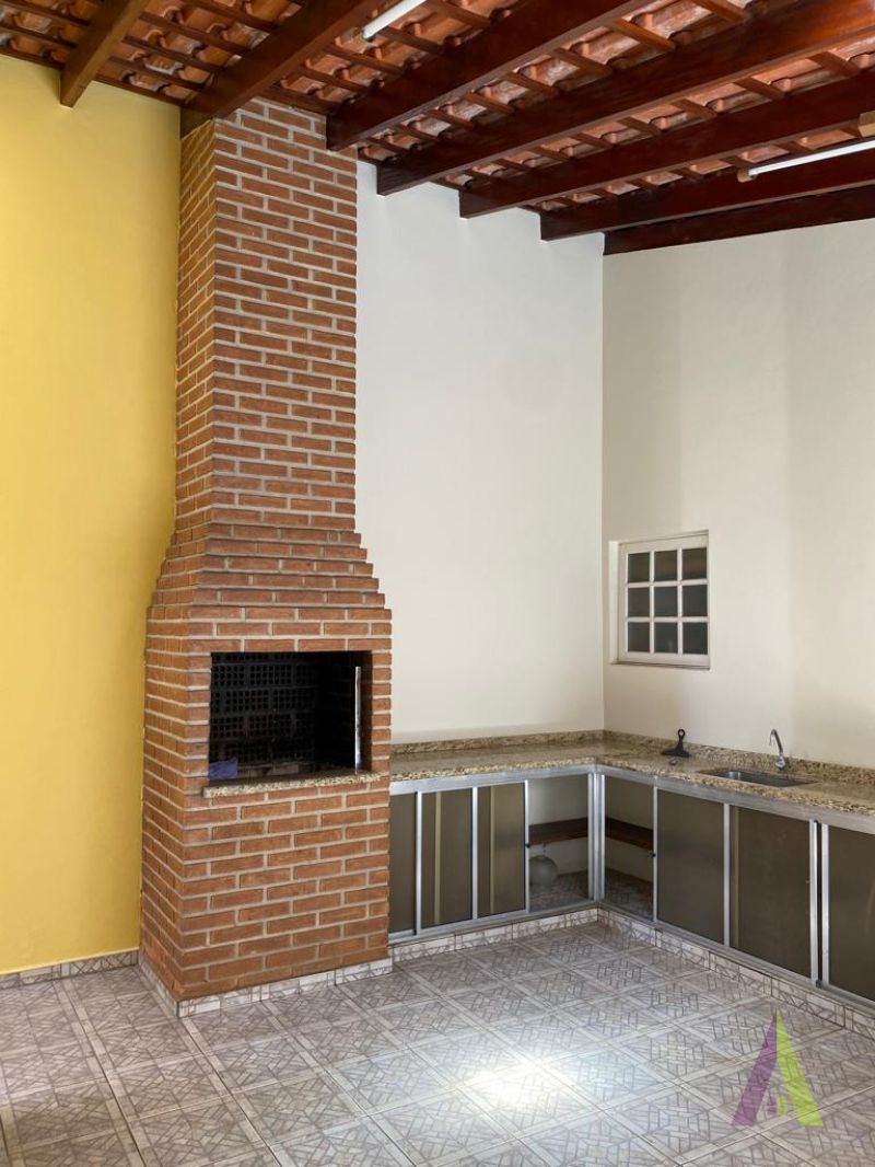 Casa em Condomínio no Centro de São Roque! 