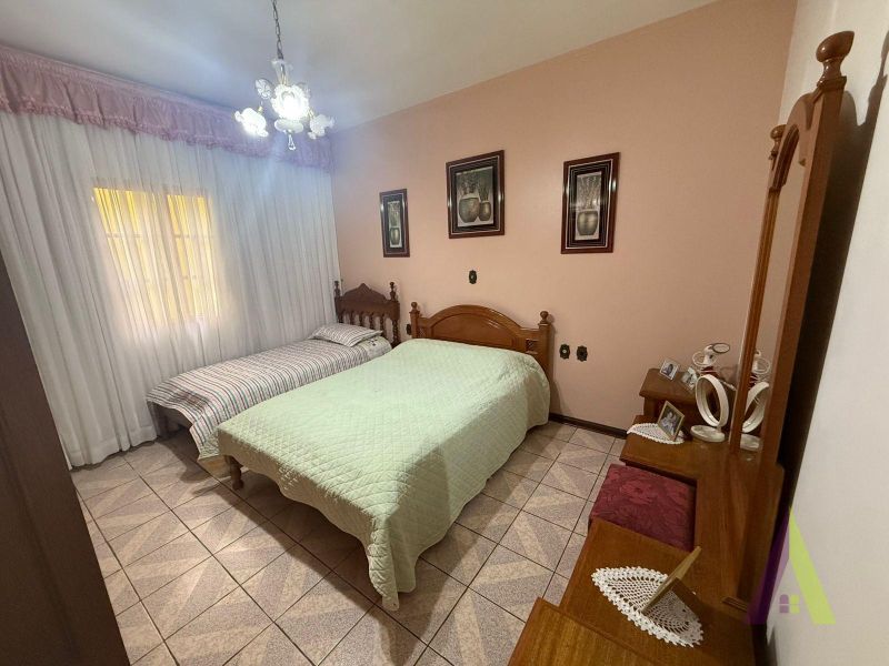 Sobrado com Edícula em Bairro Tradicional de São Roque!