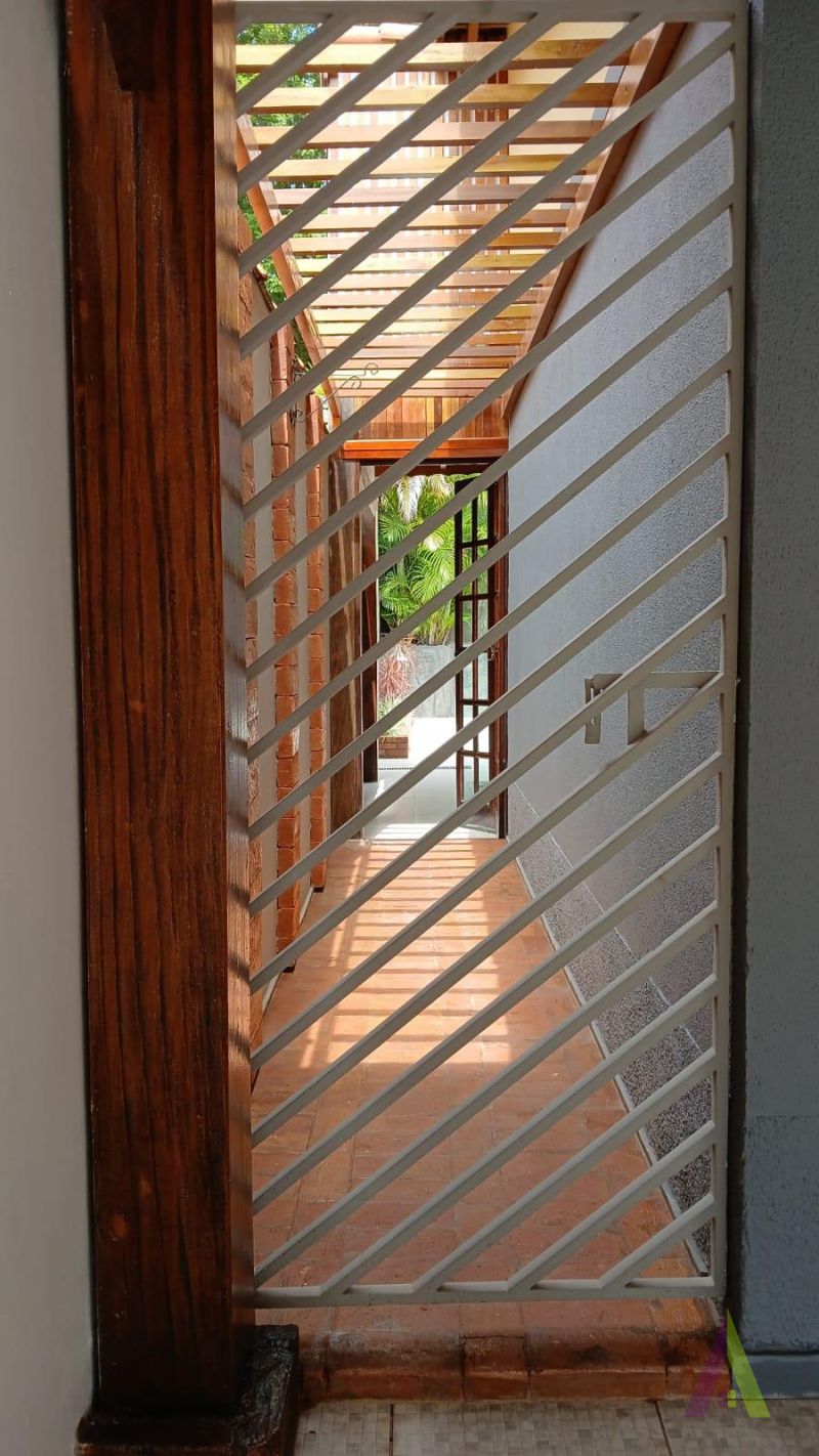 Casa Térrea em Condomínio Fechado de São Roque! 