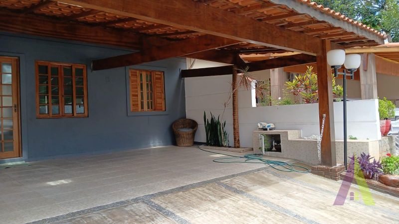 Casa Térrea em Condomínio Fechado de São Roque! 