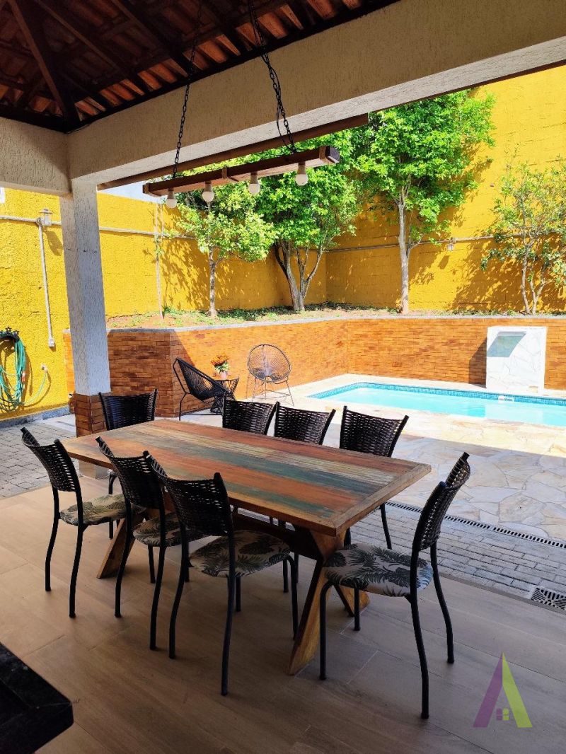 Casa Térrea em Condomínio Fechado de Vargem Grande!