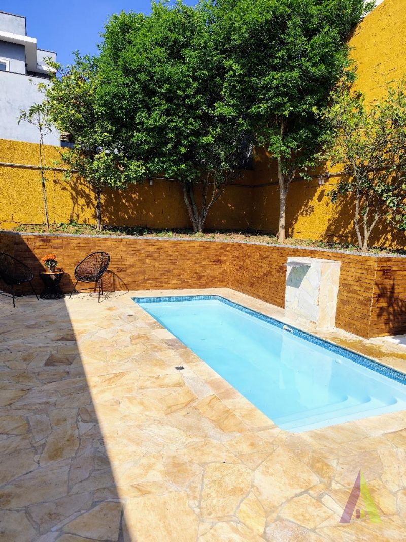 Casa Térrea em Condomínio Fechado de Vargem Grande!