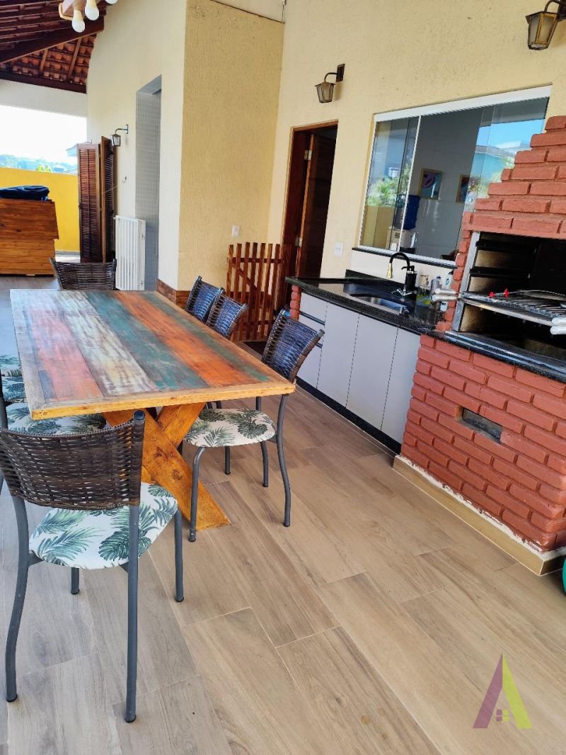 Casa Térrea em Condomínio Fechado de Vargem Grande!