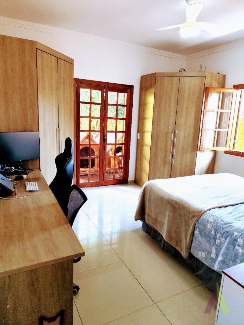 Casa Térrea em Condomínio Fechado de Vargem Grande!