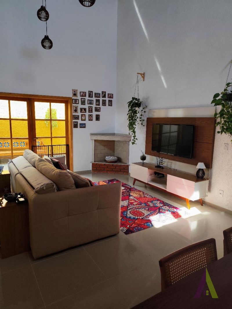 Casa Térrea em Condomínio Fechado de Vargem Grande!