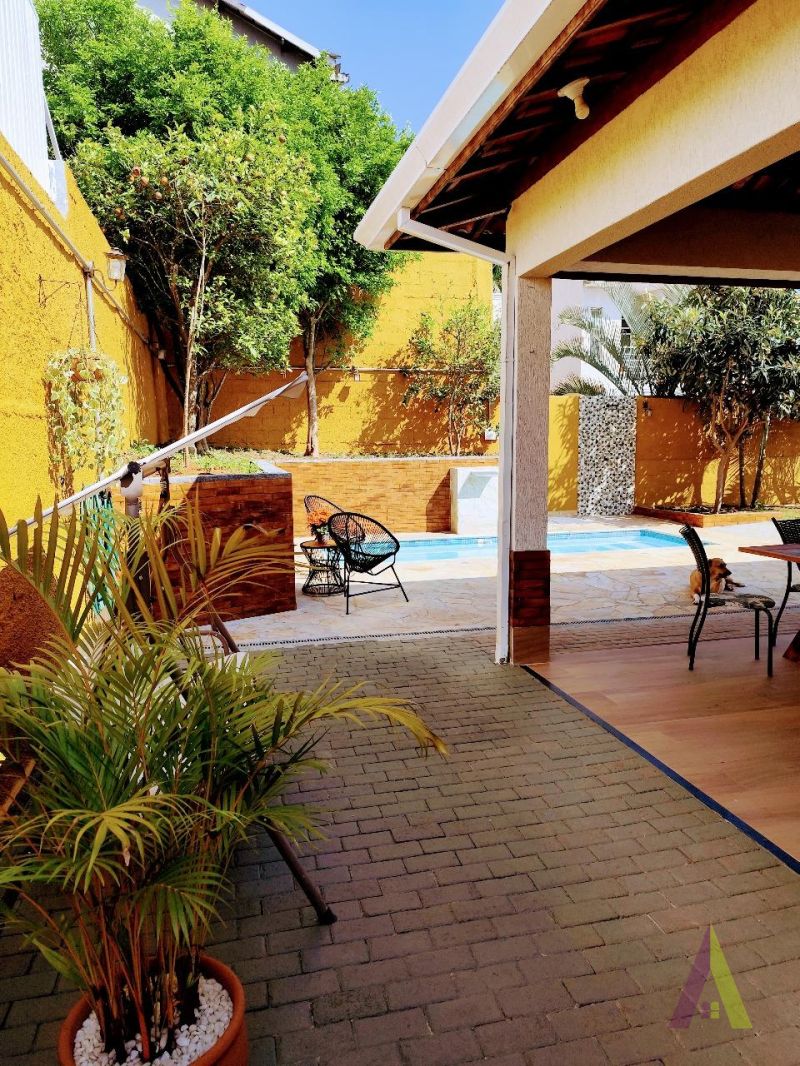 Casa Térrea em Condomínio Fechado de Vargem Grande!