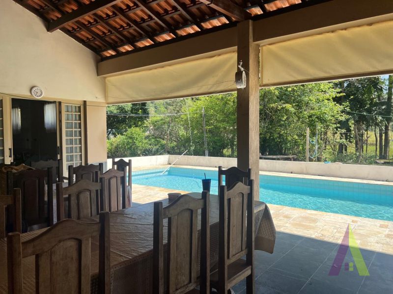 Sitio na Estrada do Vinho em São Roque! 