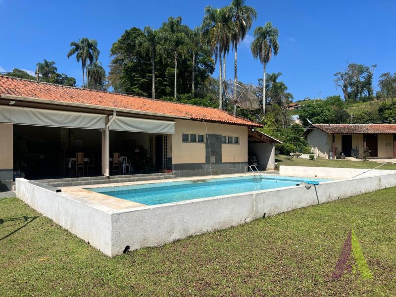 Sitio na Estrada do Vinho em São Roque! 