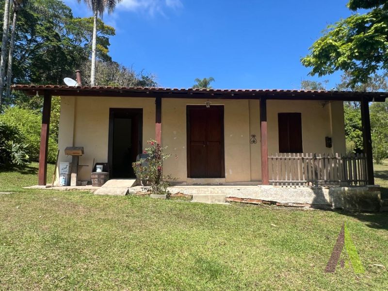 Sitio na Estrada do Vinho em São Roque! 