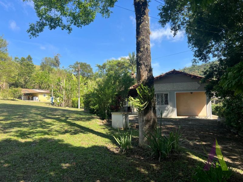 Sitio na Estrada do Vinho em São Roque! 