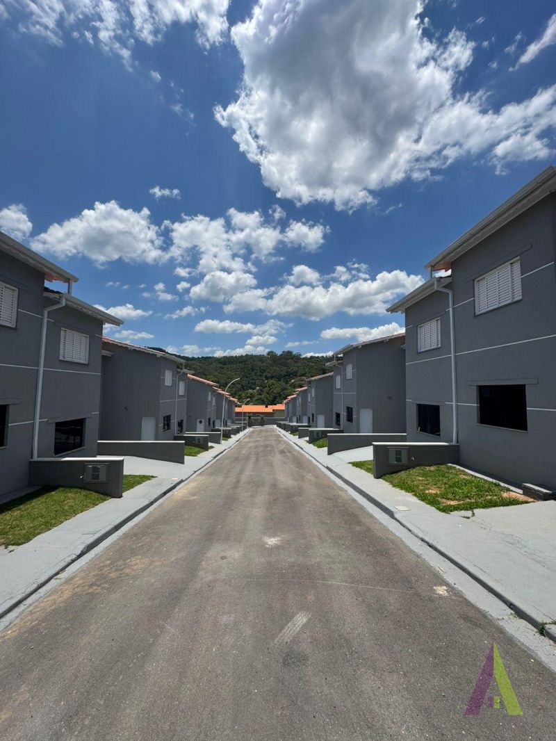 Casa em Condômino Fechado de São Roque!