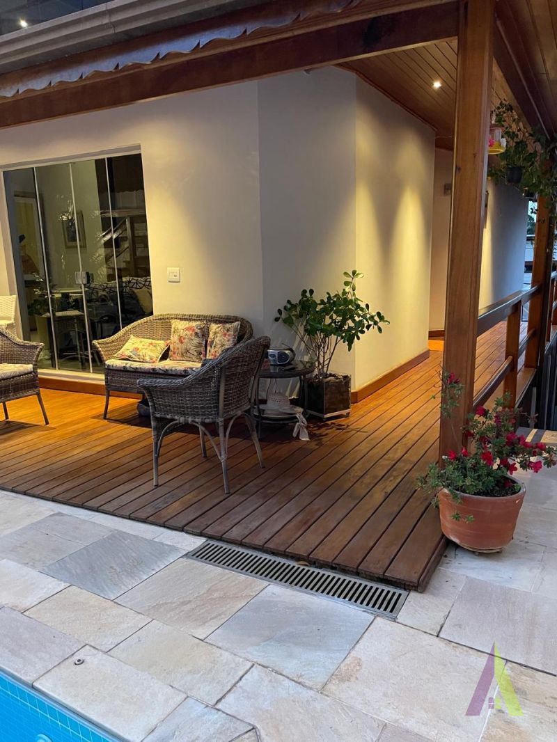 Casa Alto Padrão em Condomínio Fechado de São Roque!     