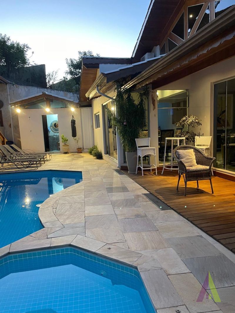 Casa Alto Padrão em Condomínio Fechado de São Roque!     