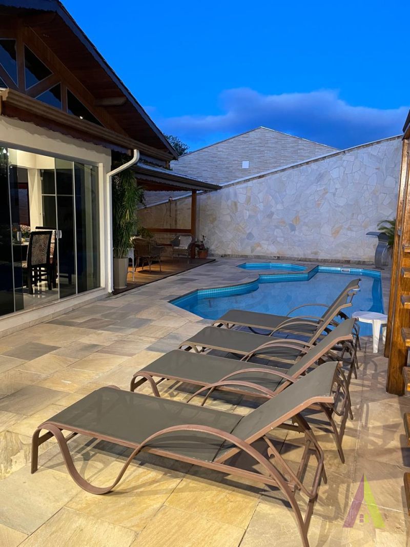 Casa Alto Padrão em Condomínio Fechado de São Roque!     