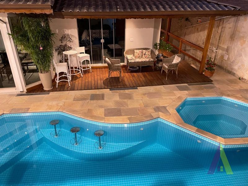 Casa Alto Padrão em Condomínio Fechado de São Roque!     