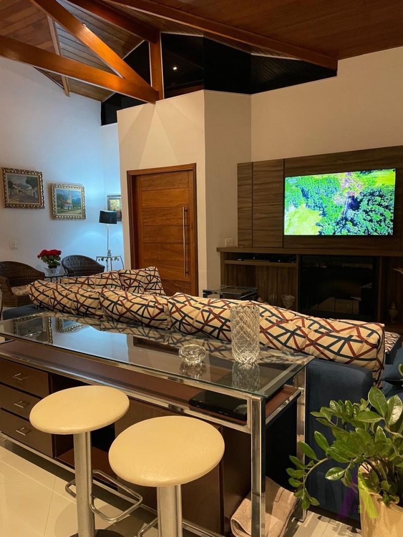 Casa Alto Padrão em Condomínio Fechado de São Roque!     