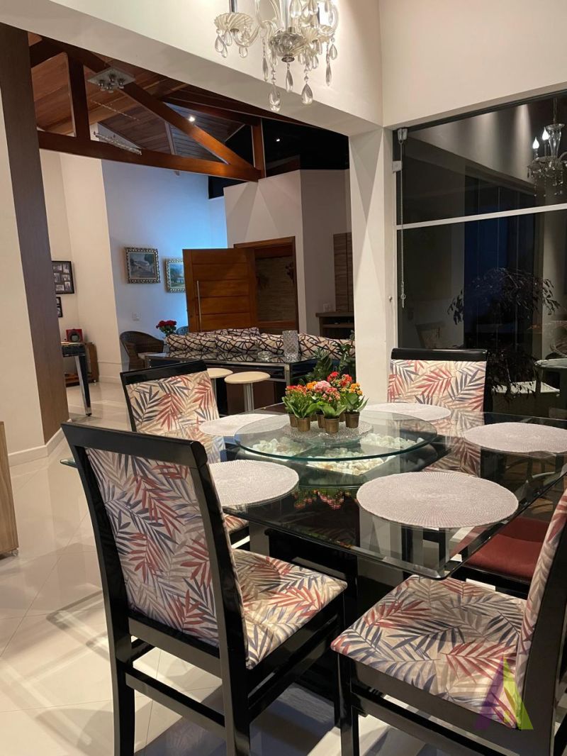 Casa Alto Padrão em Condomínio Fechado de São Roque!     