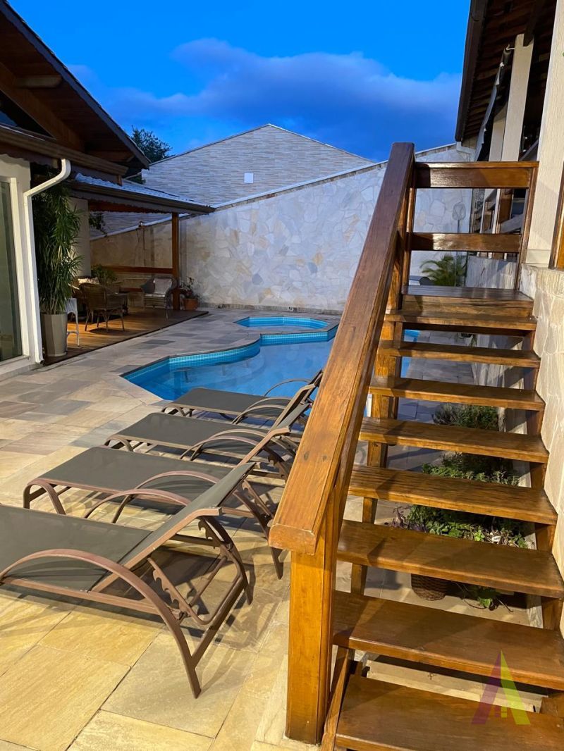 Casa Alto Padrão em Condomínio Fechado de São Roque!     