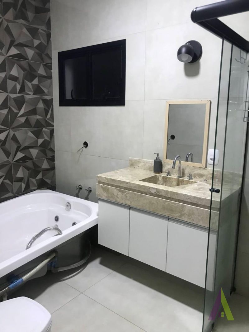 Chácara com Casa Térrea em Bairro Residencial de Chácaras de São Roque!