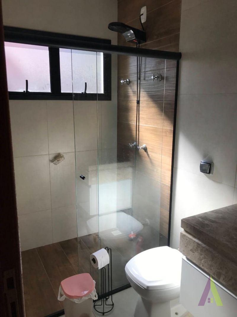 Chácara com Casa Térrea em Bairro Residencial de Chácaras de São Roque!