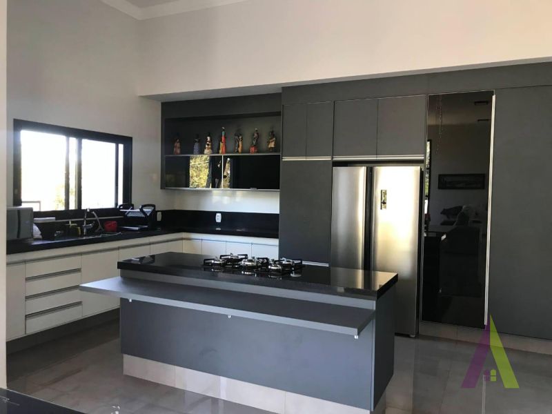 Chácara com Casa Térrea em Bairro Residencial de Chácaras de São Roque!