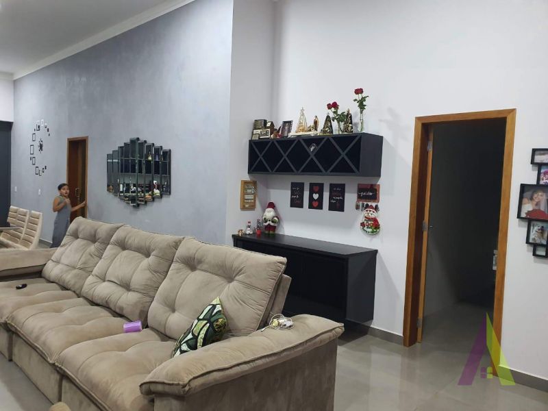 Chácara com Casa Térrea em Bairro Residencial de Chácaras de São Roque!