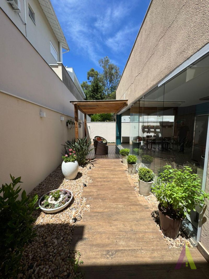 Casa em Condomínio de Alto Padrão de São Roque!