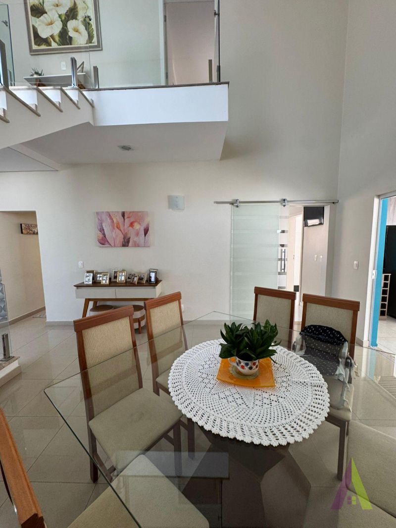 Casa em Condomínio de Alto Padrão de São Roque!