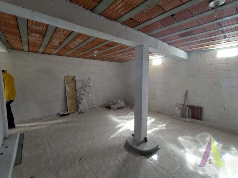 Salão Comercial com Casa em Mairinque!