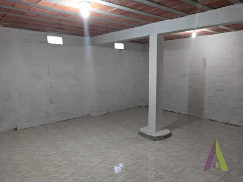 Salão Comercial com Casa em Mairinque!