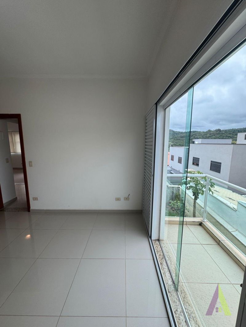 Apartamento com Sacada em Bairro Tradicional de São Roque!