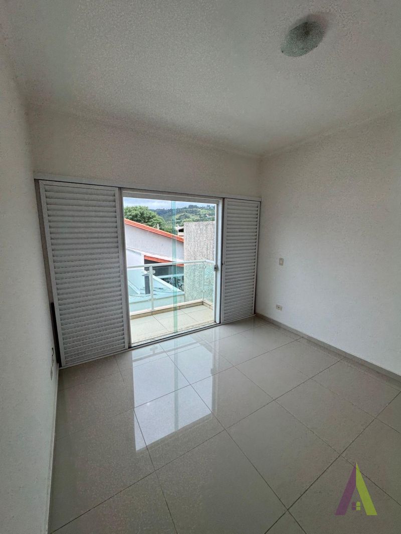 Apartamento com Sacada em Bairro Tradicional de São Roque!