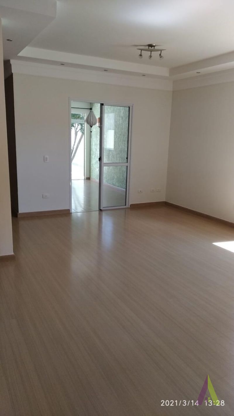 Sobrado em Condomínio Fechado de São Roque!