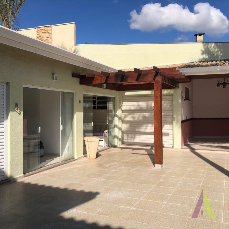 Sobrado em Condomínio Fechado de São Roque!