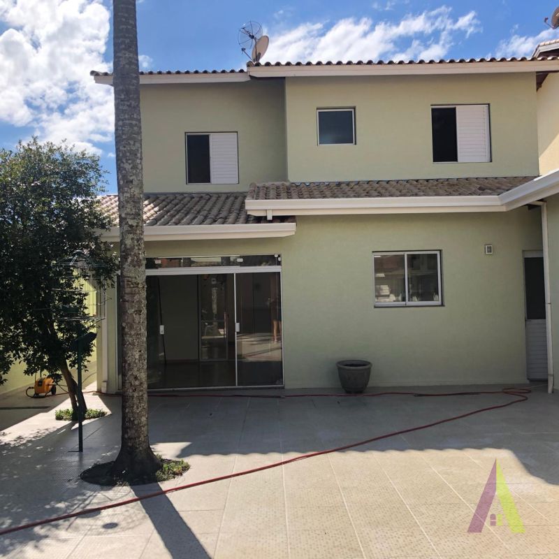 Sobrado em Condomínio Fechado de São Roque!