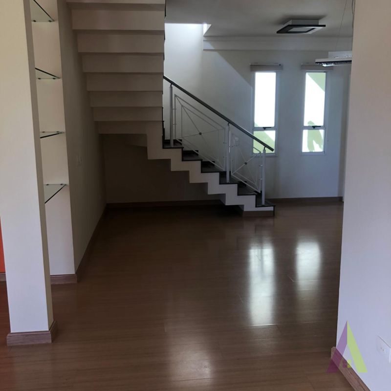 Sobrado em Condomínio Fechado de São Roque!