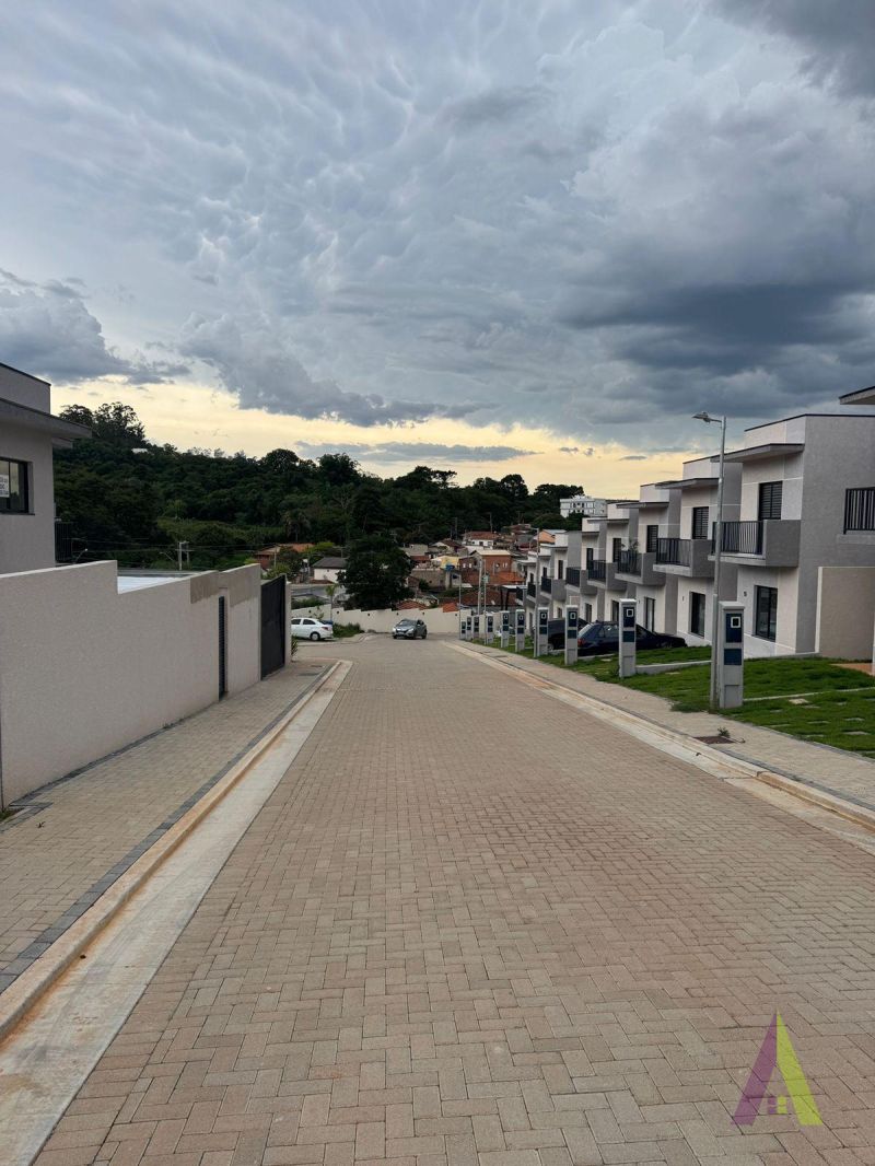 Sobrado Novo em Condomínio Fechado de São Roque!