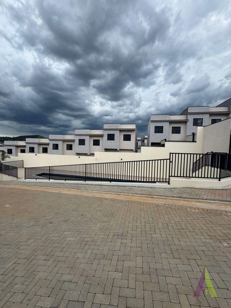 Sobrado Novo em Condomínio Fechado de São Roque!