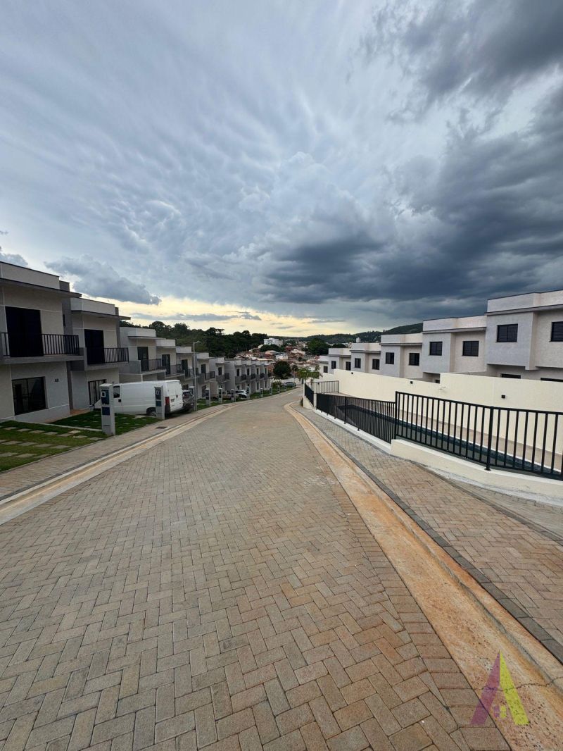 Sobrado Novo em Condomínio Fechado de São Roque!