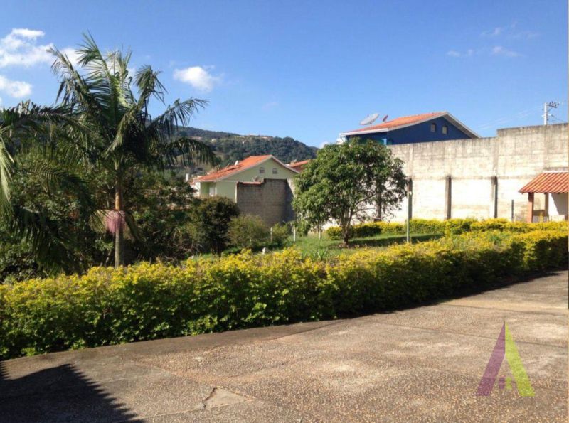 Casa Térrea em Bairro Tradicional de São Roque! 