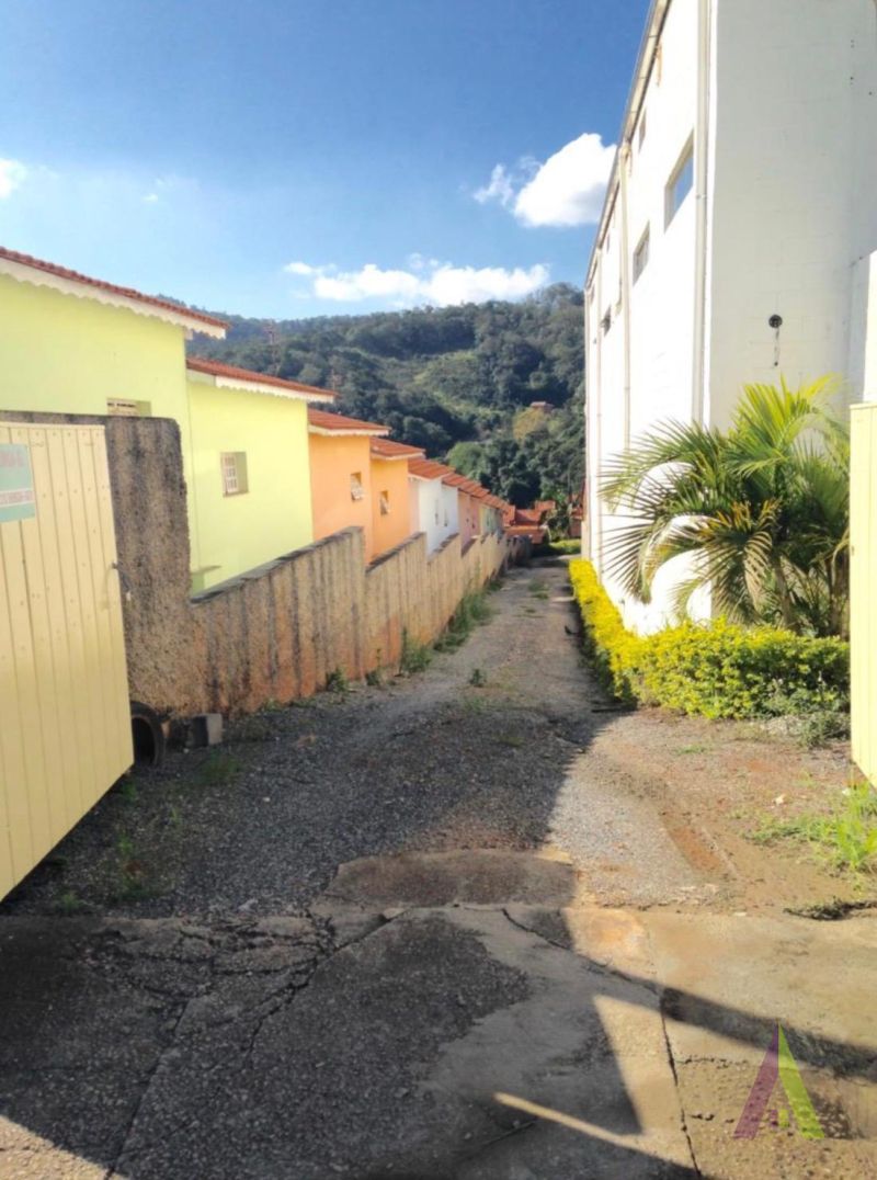 Casa Térrea em Bairro Tradicional de São Roque! 