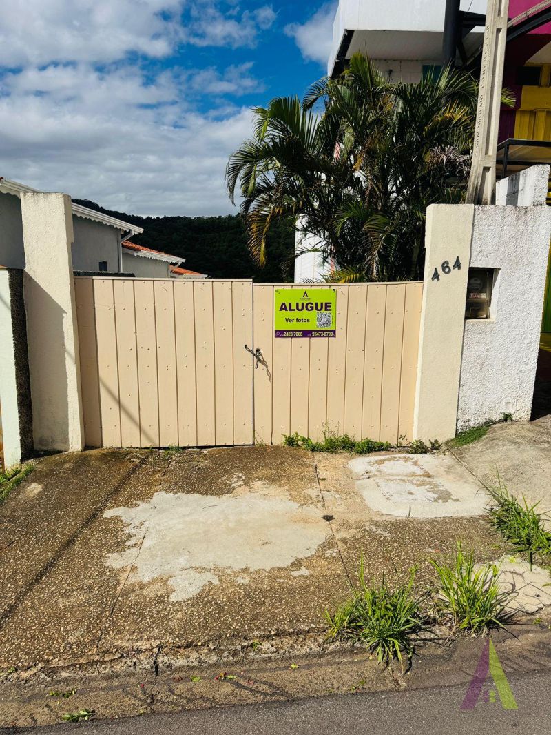 Casa Térrea em Bairro Tradicional de São Roque! 